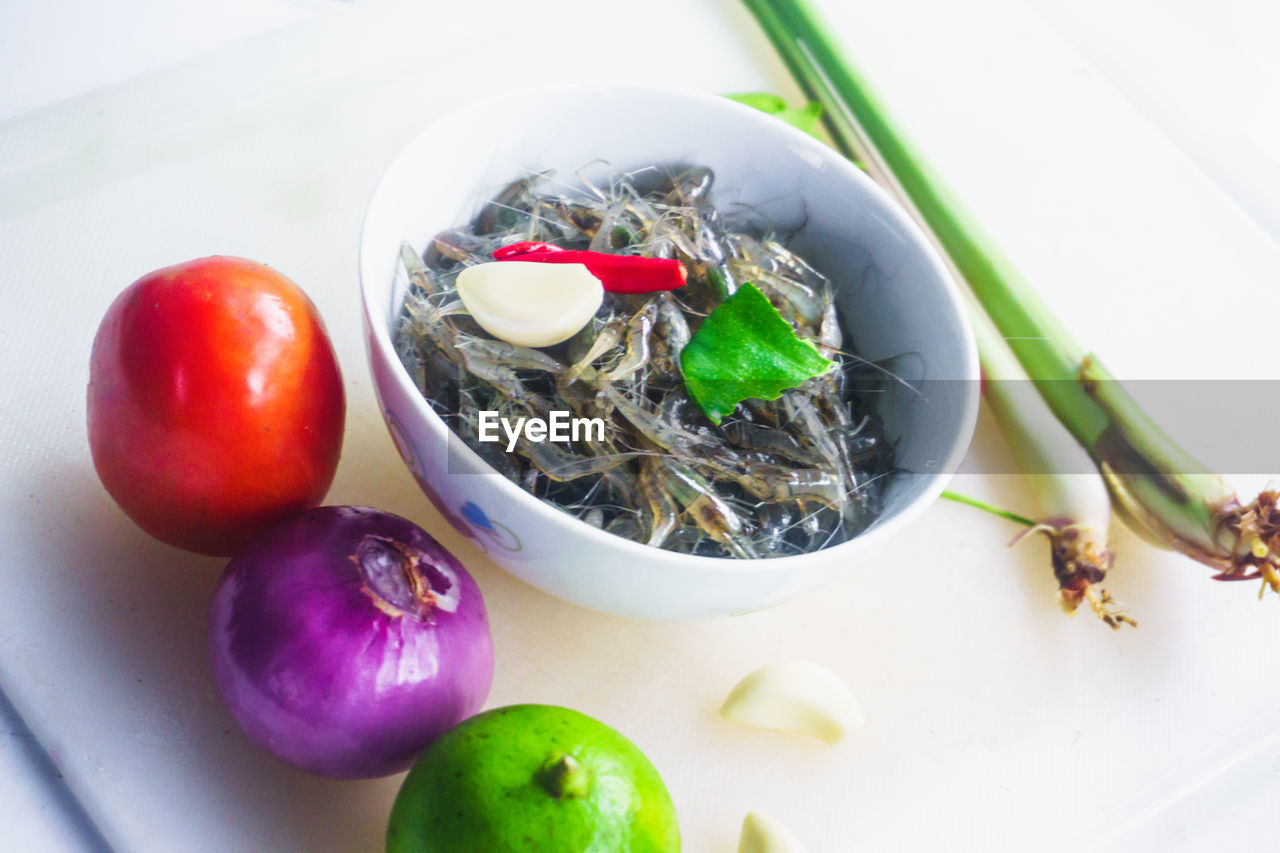 HIGH ANGLE VIEW OF FRESH FRUITS IN BOWL