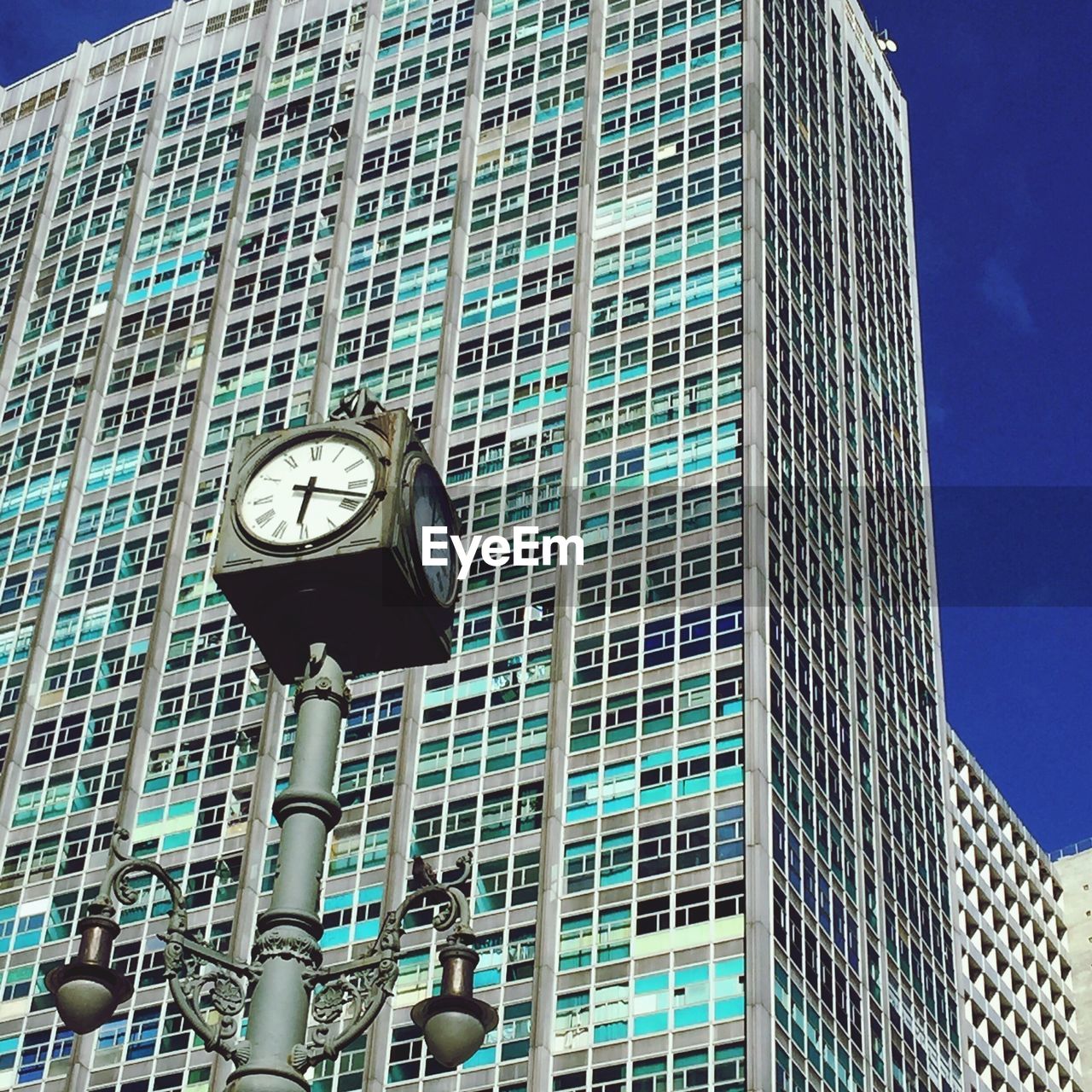 LOW ANGLE VIEW OF MODERN BUILDINGS AGAINST BLUE SKY