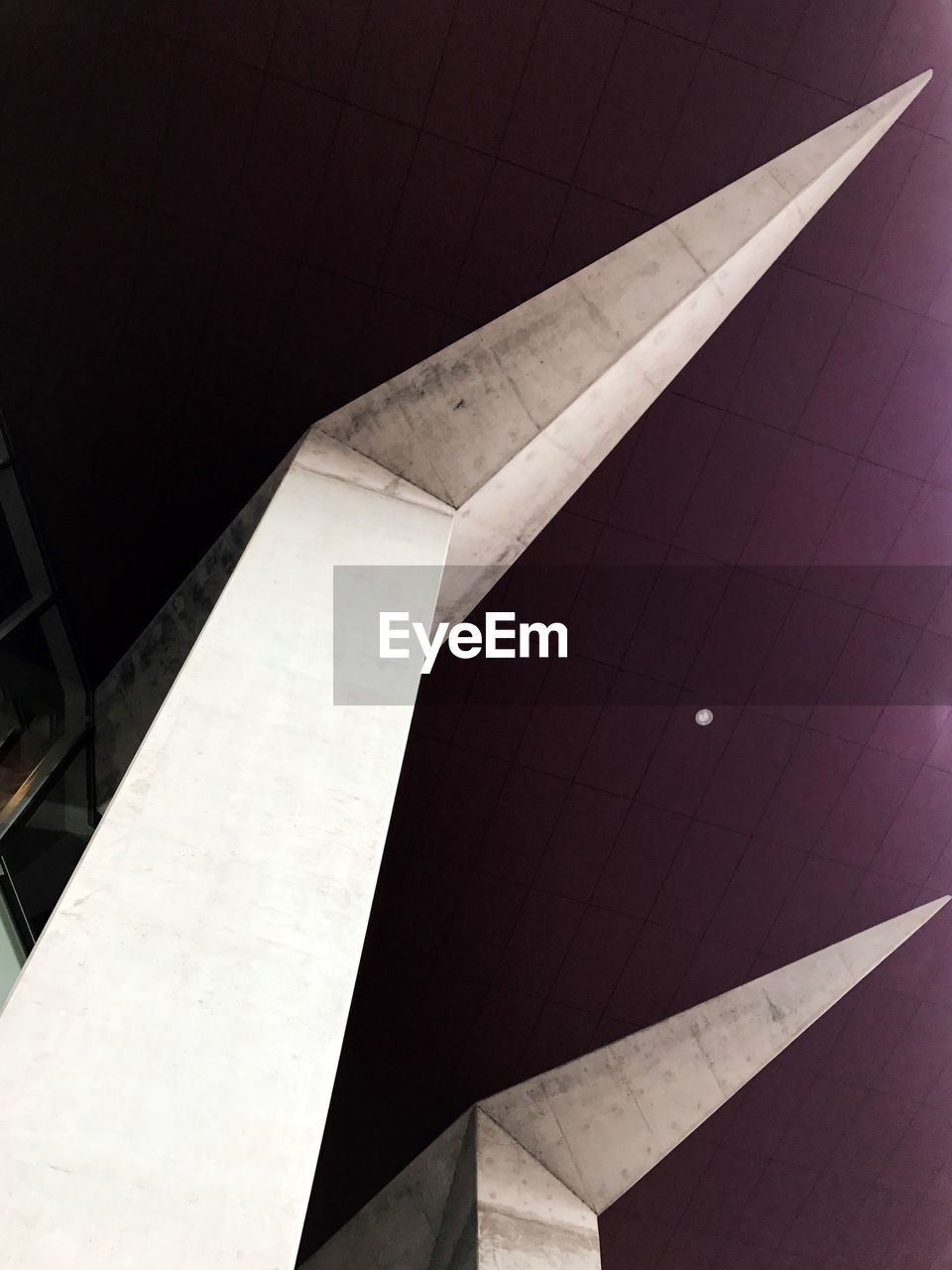 LOW ANGLE VIEW OF BUILDING AGAINST SKY IN CITY