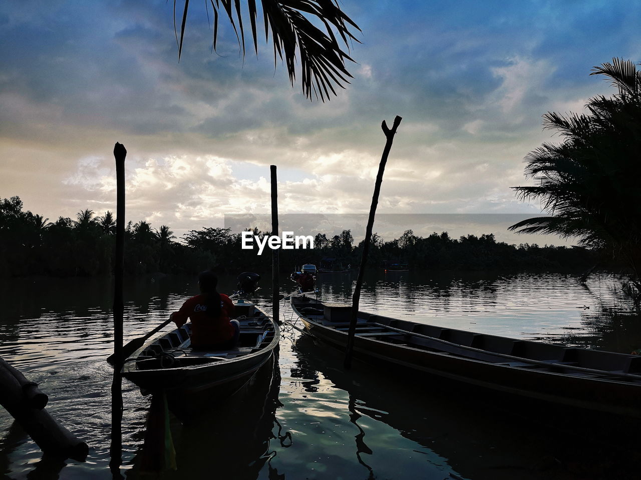 SILHOUETTE OF BOAT IN LAKE AGAINST SKY