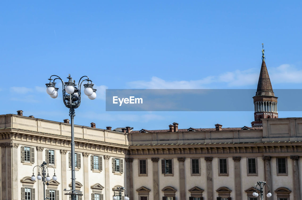 LOW ANGLE VIEW OF BUILDINGS IN CITY