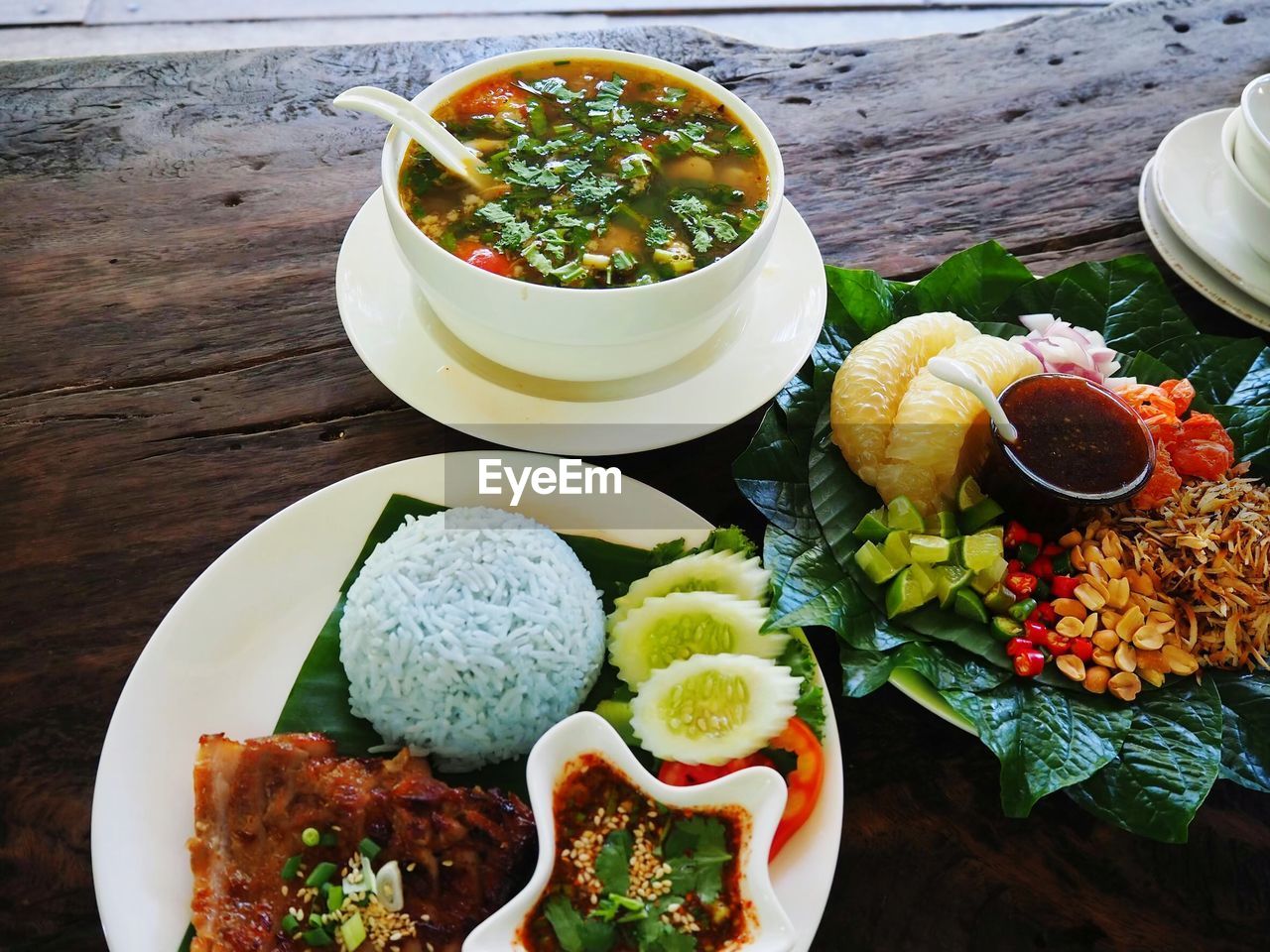 HIGH ANGLE VIEW OF MEAL SERVED IN BOWL