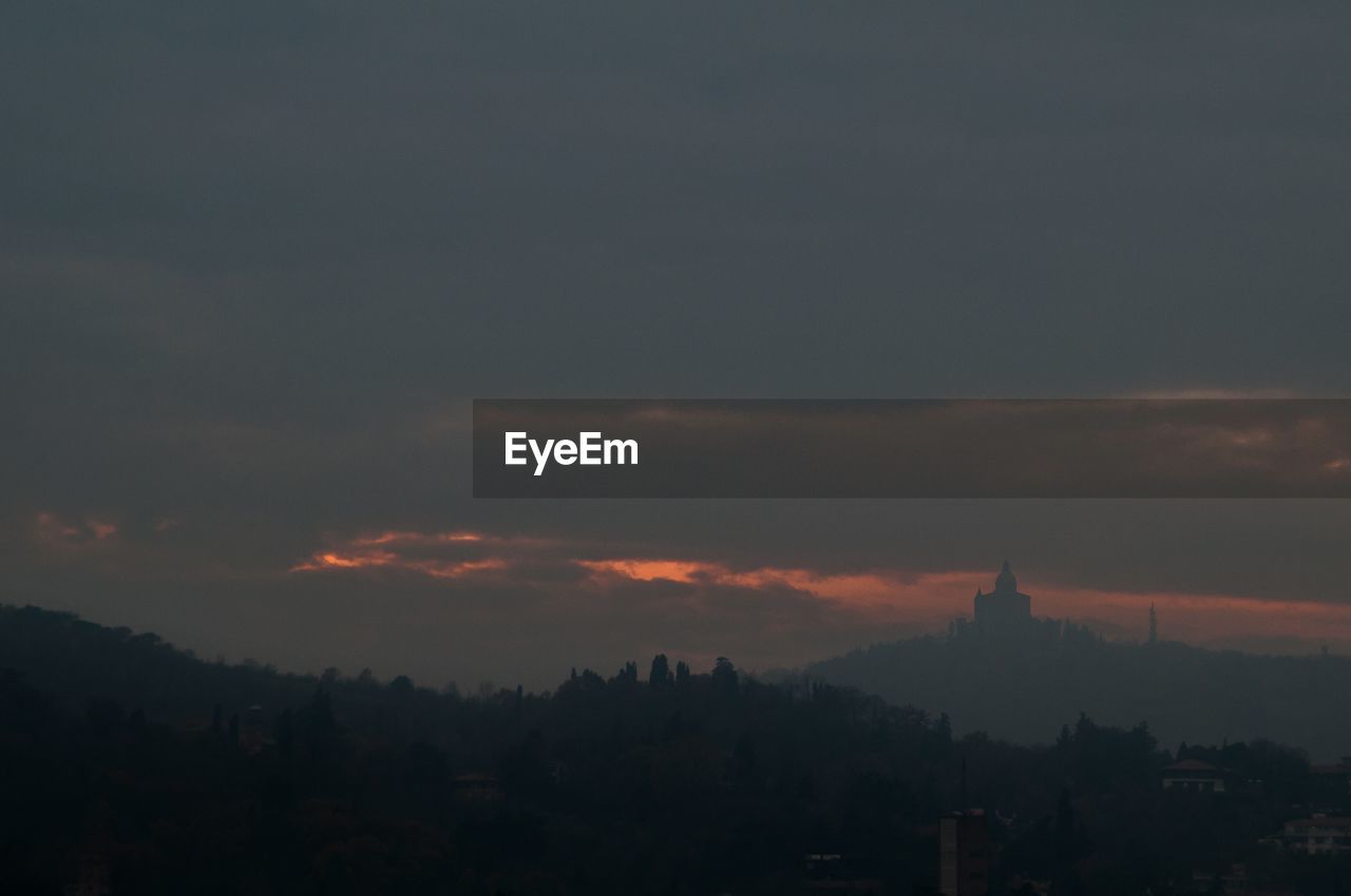 SCENIC VIEW OF LANDSCAPE AT SUNSET