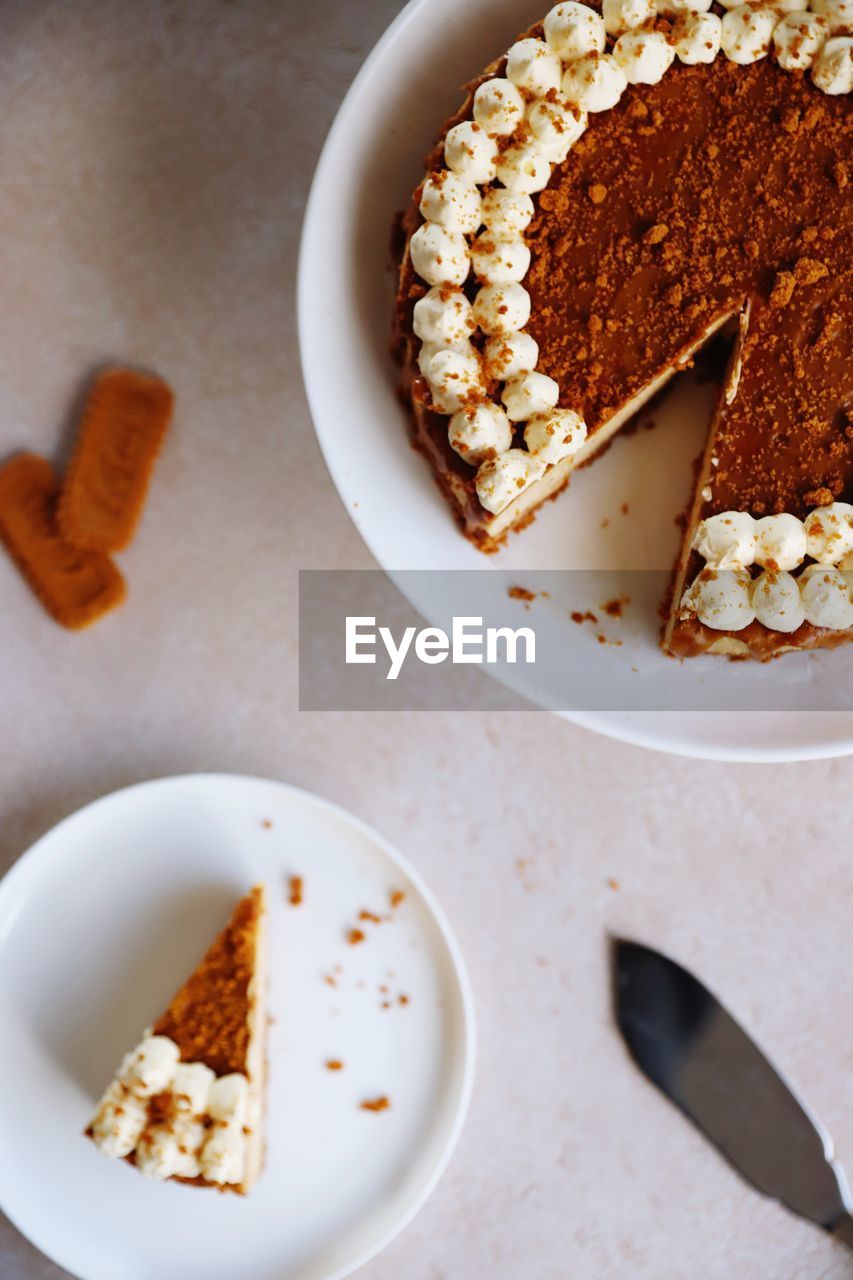 HIGH ANGLE VIEW OF CAKE IN PLATE