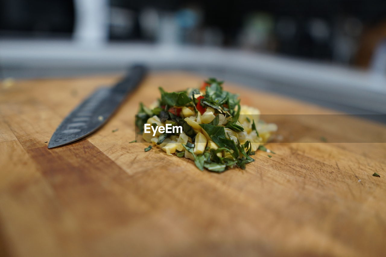 CLOSE-UP OF FOOD ON CUTTING BOARD