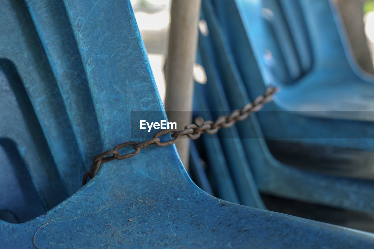 CLOSE-UP OF ROPE TIED UP ON RUSTY METAL