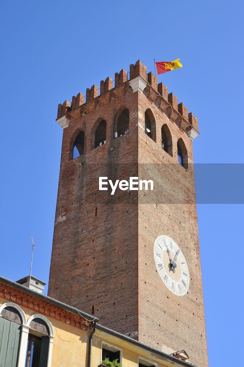 LOW ANGLE VIEW OF CLOCK TOWER AGAINST CLEAR SKY