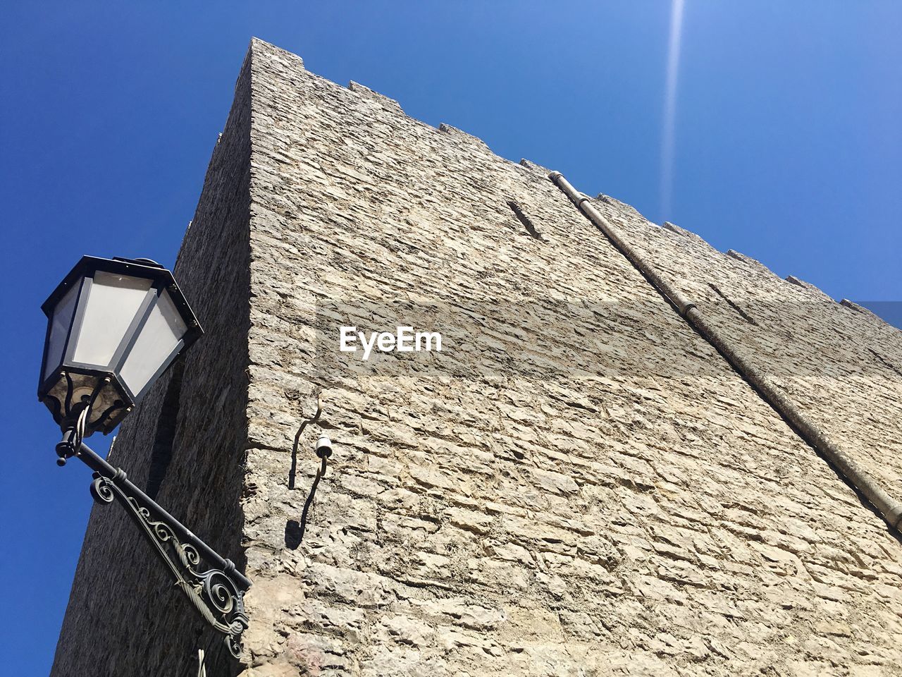 LOW ANGLE VIEW OF BUILDING AGAINST CLEAR BLUE SKY