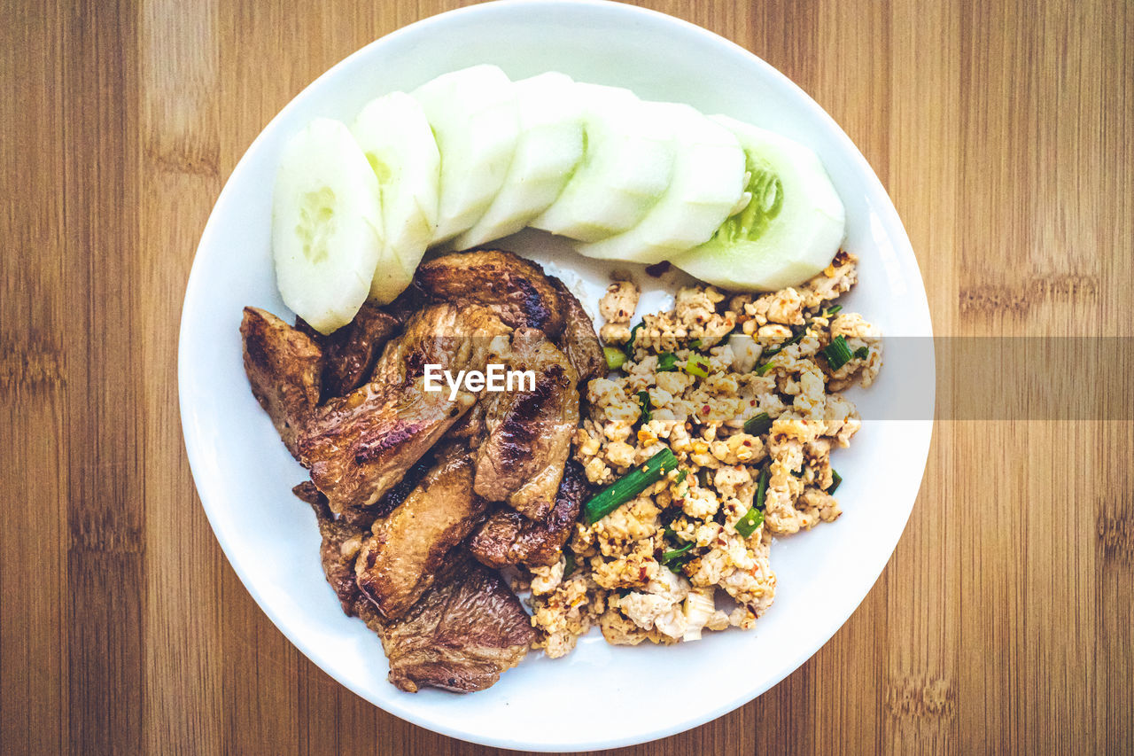 HIGH ANGLE VIEW OF FOOD IN PLATE