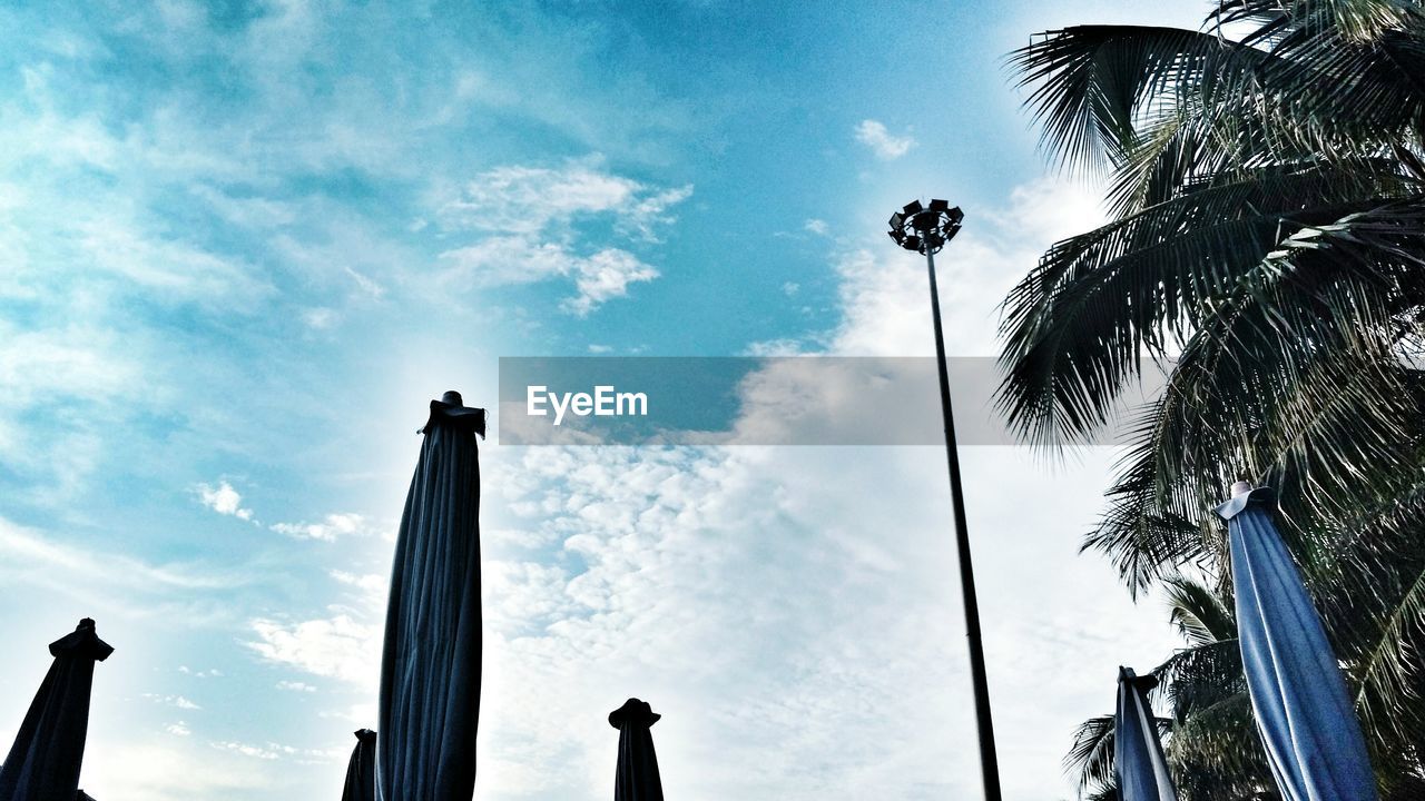 LOW ANGLE VIEW OF TALL BUILDINGS AGAINST BLUE SKY