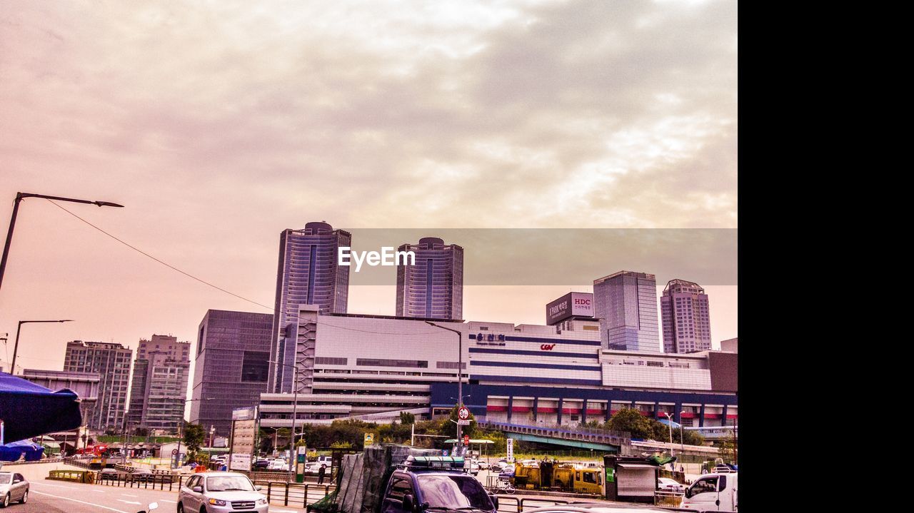 VIEW OF CITYSCAPE AGAINST SKY