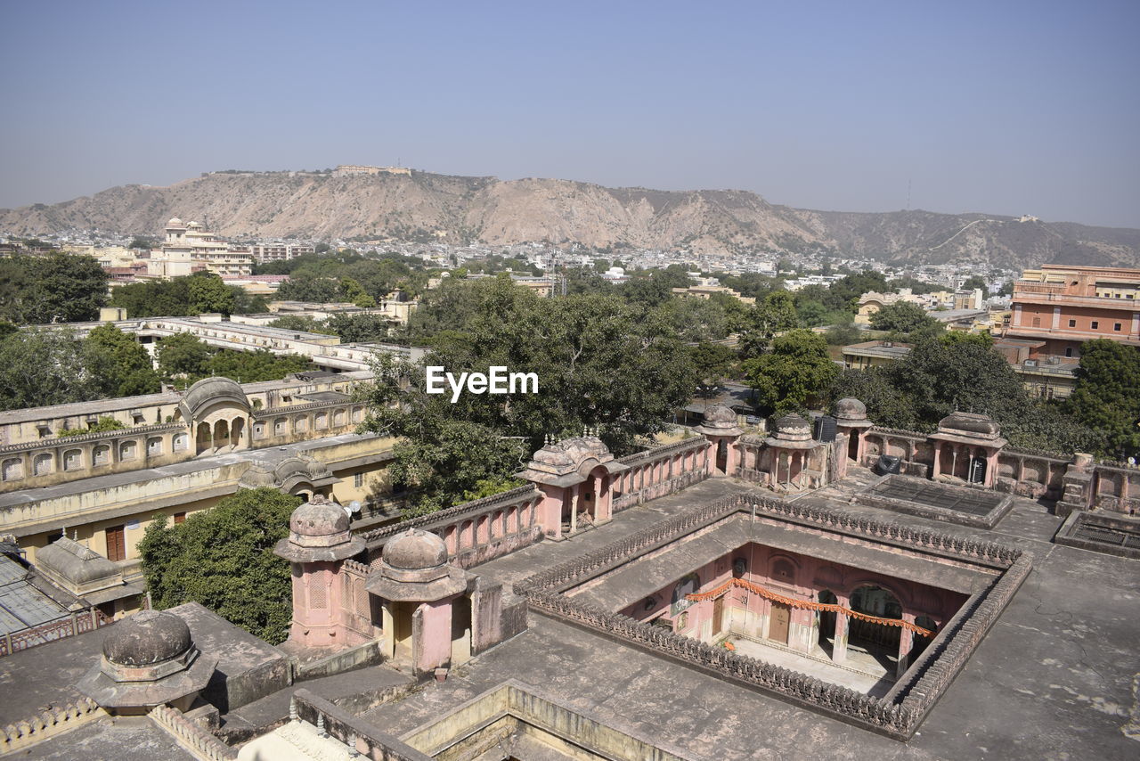 AERIAL VIEW OF BUILDINGS IN CITY
