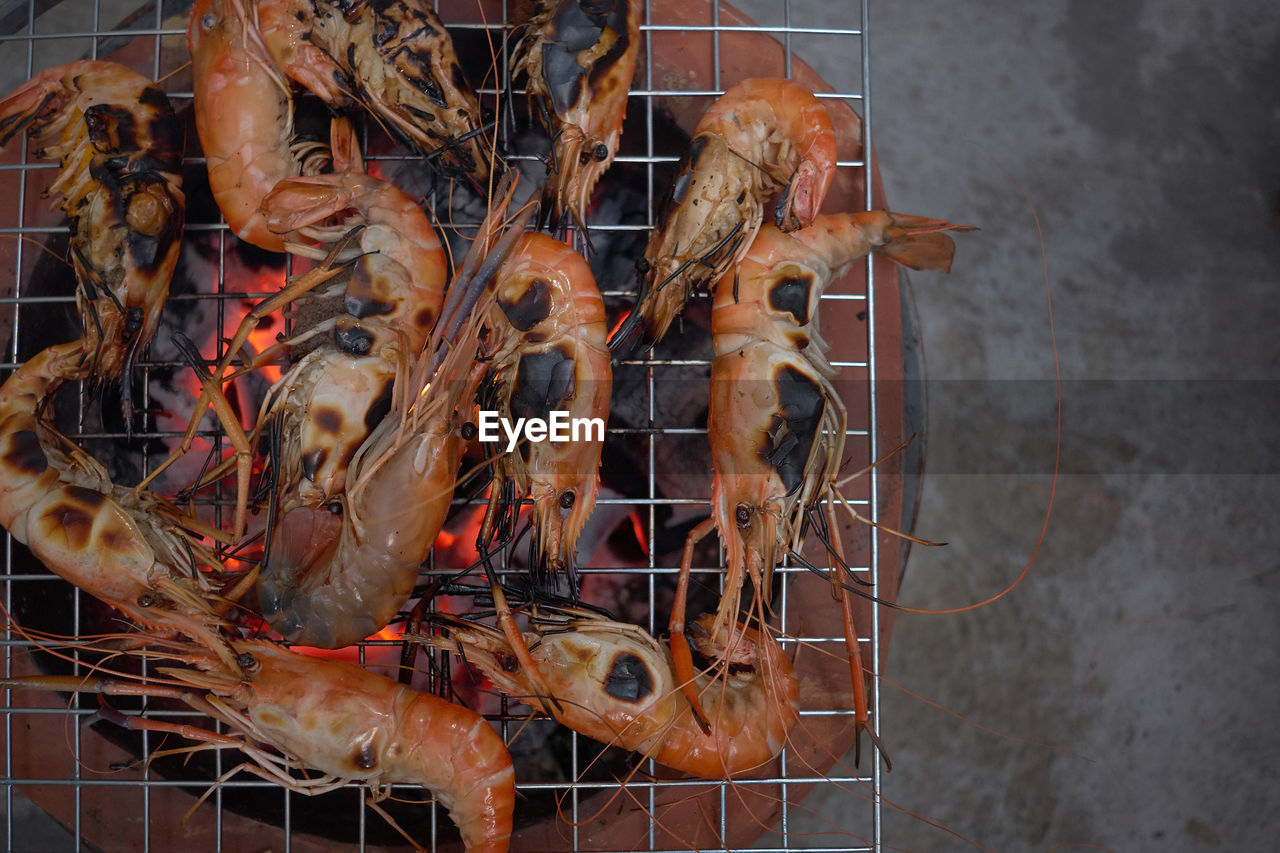 HIGH ANGLE VIEW OF BARBECUE GRILL