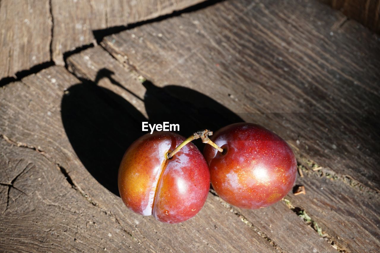 HIGH ANGLE VIEW OF APPLES IN CONTAINER ON TABLE