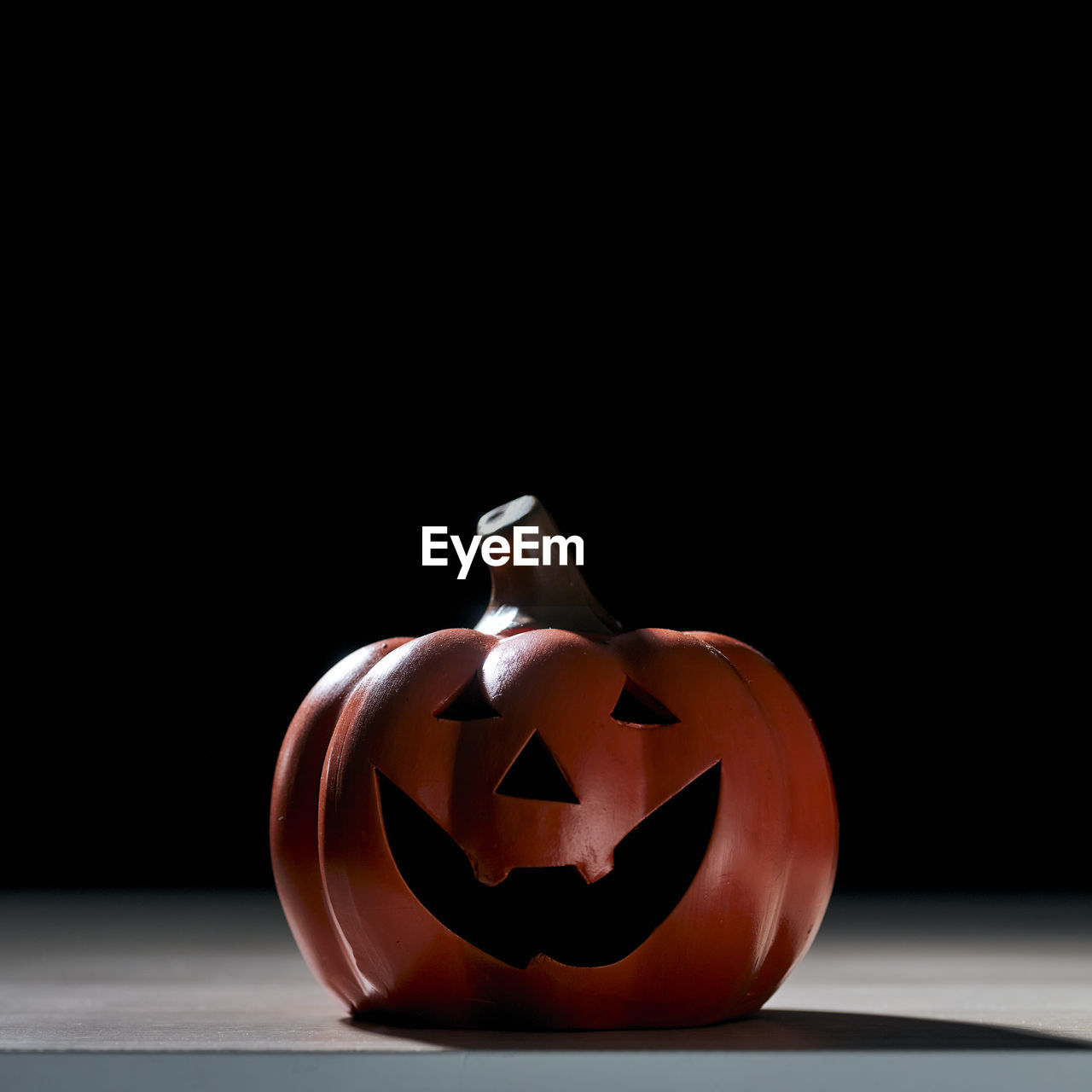 CLOSE-UP VIEW OF PUMPKIN ON TABLE