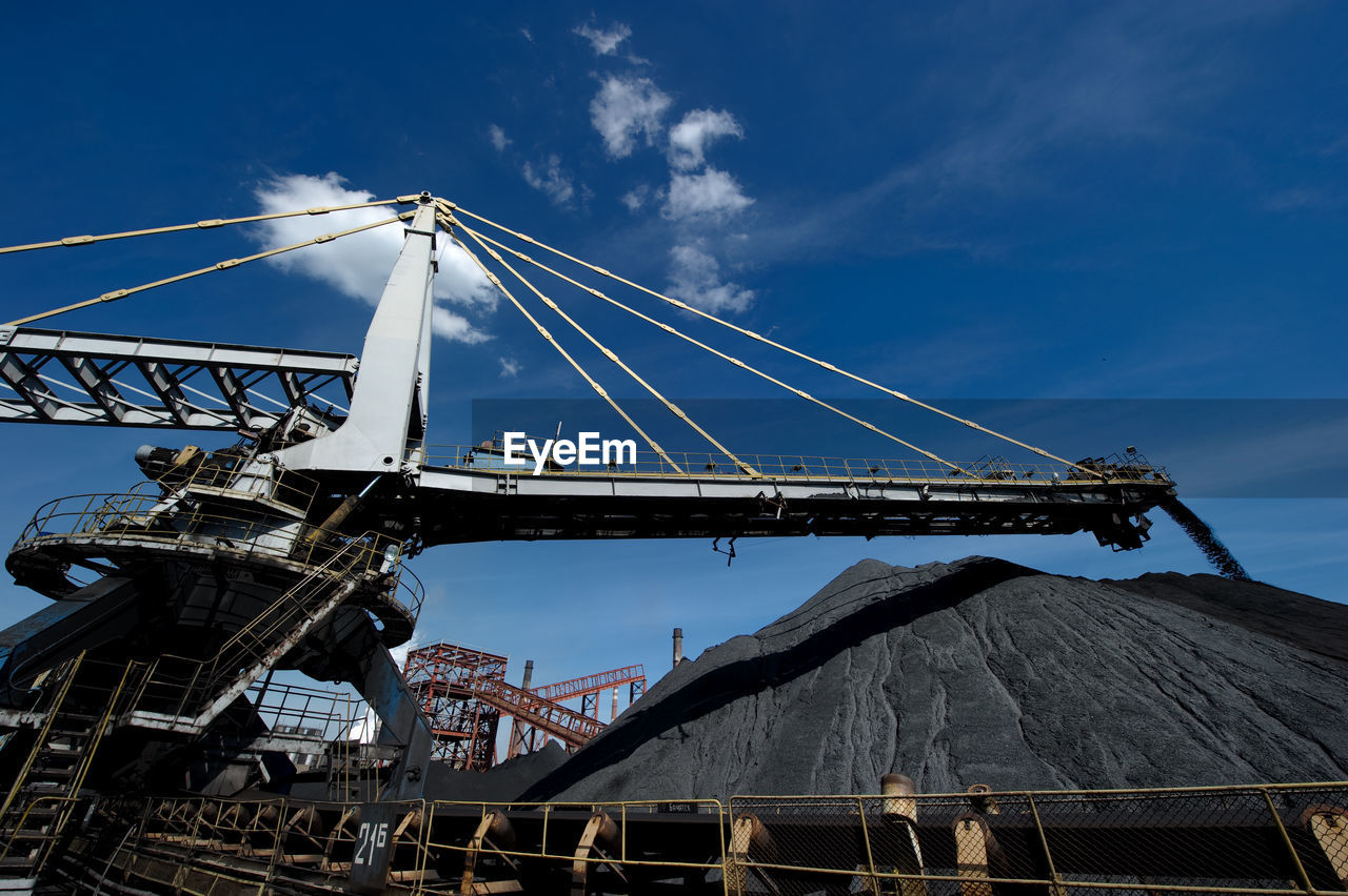 Conveyor belts moving gravel at construction site