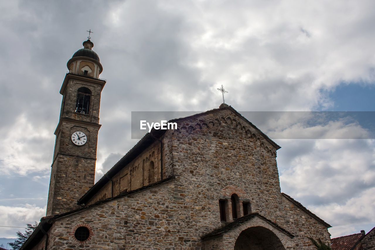 LOW ANGLE VIEW OF OLD BUILDING AGAINST SKY