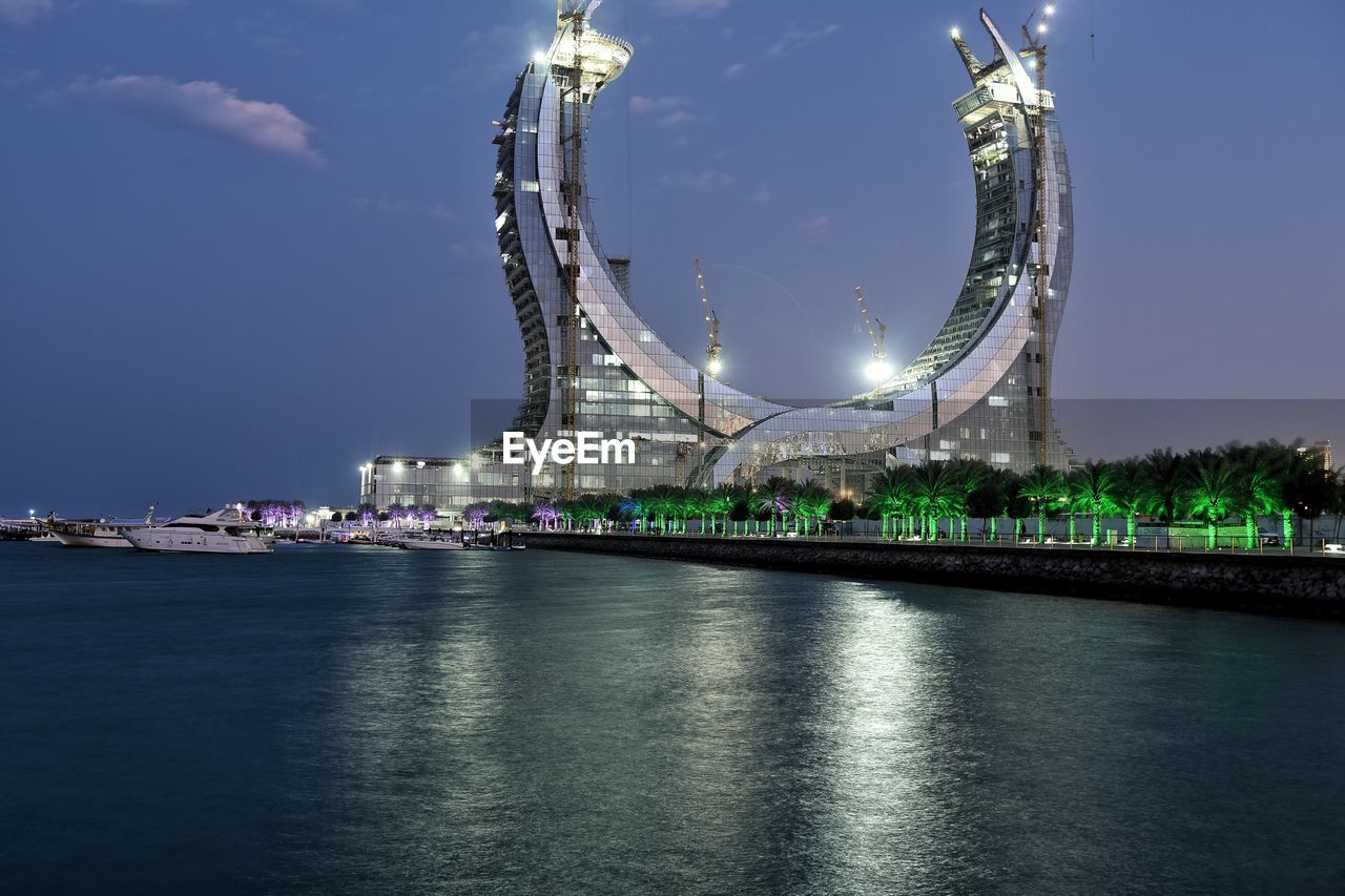 FERRIS WHEEL IN CITY