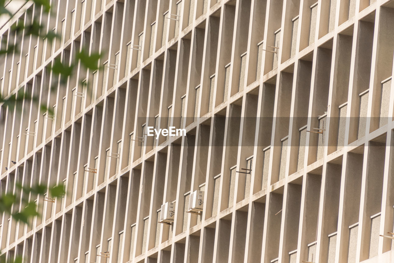 FULL FRAME SHOT OF MODERN GLASS BUILDING