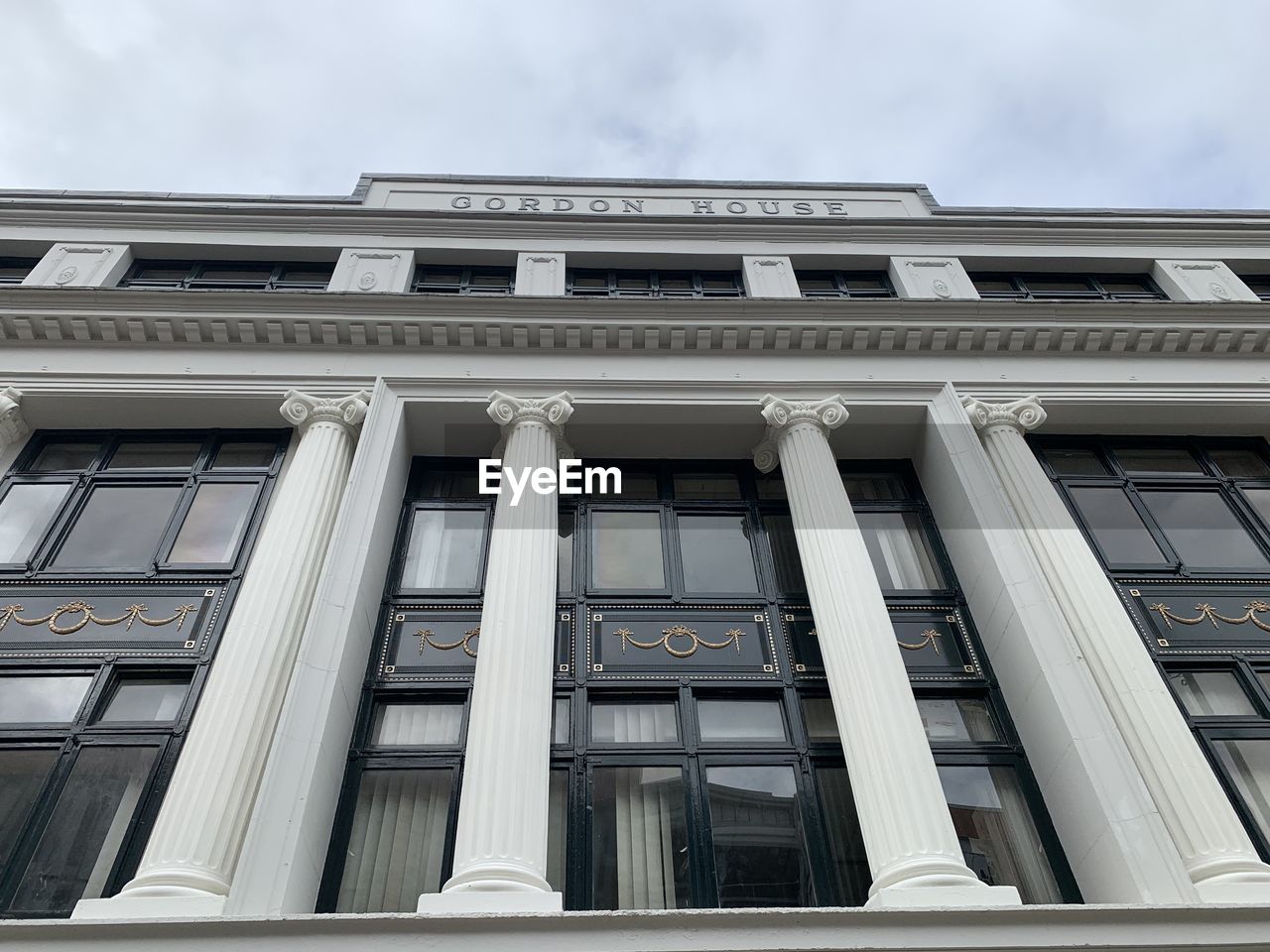 LOW ANGLE VIEW OF BUILDING AGAINST SKY IN CITY