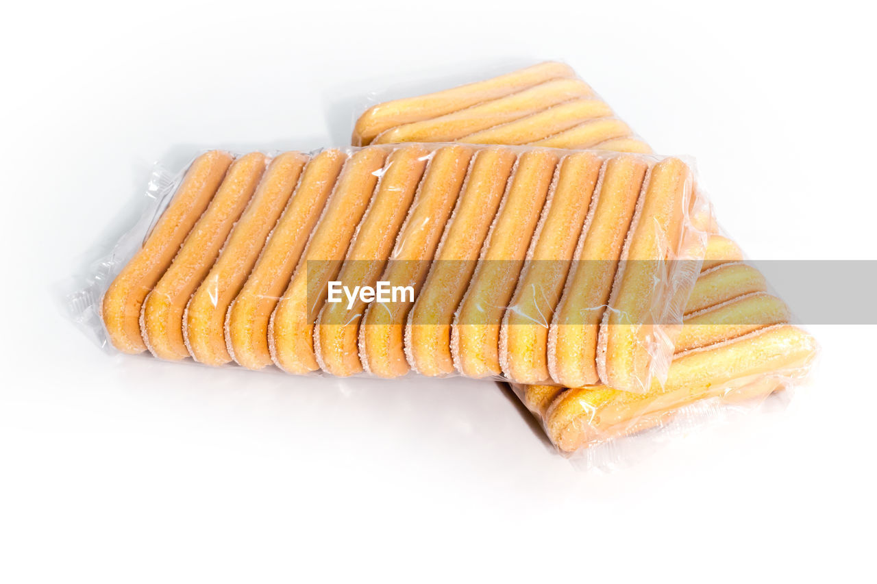 HIGH ANGLE VIEW OF BREAD IN PLATE AGAINST WHITE BACKGROUND