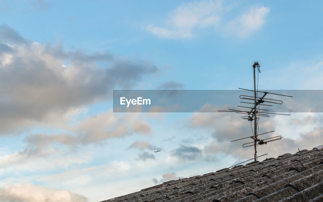 LOW ANGLE VIEW OF BUILDINGS AGAINST SKY