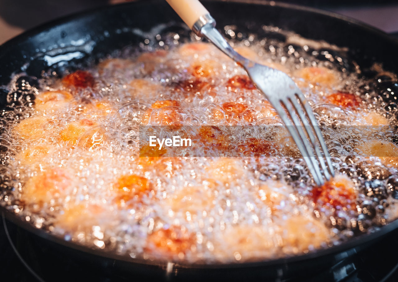 CLOSE-UP OF MEAT IN PAN