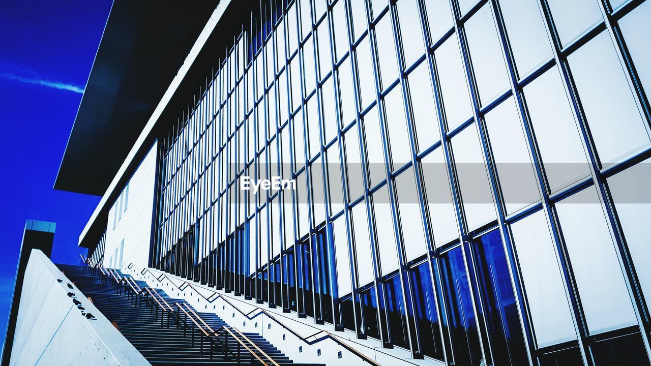 LOW ANGLE VIEW OF MODERN OFFICE BUILDING