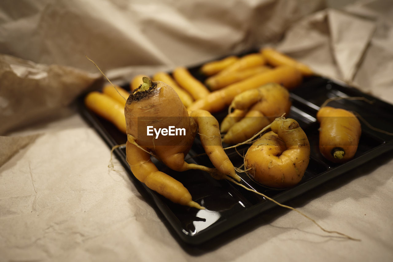 HIGH ANGLE VIEW OF FRUITS ON PLATE