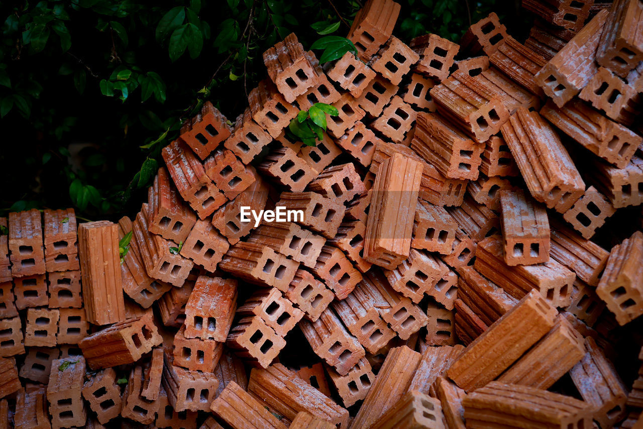 HIGH ANGLE VIEW OF CARVINGS ON WOOD IN MUSEUM