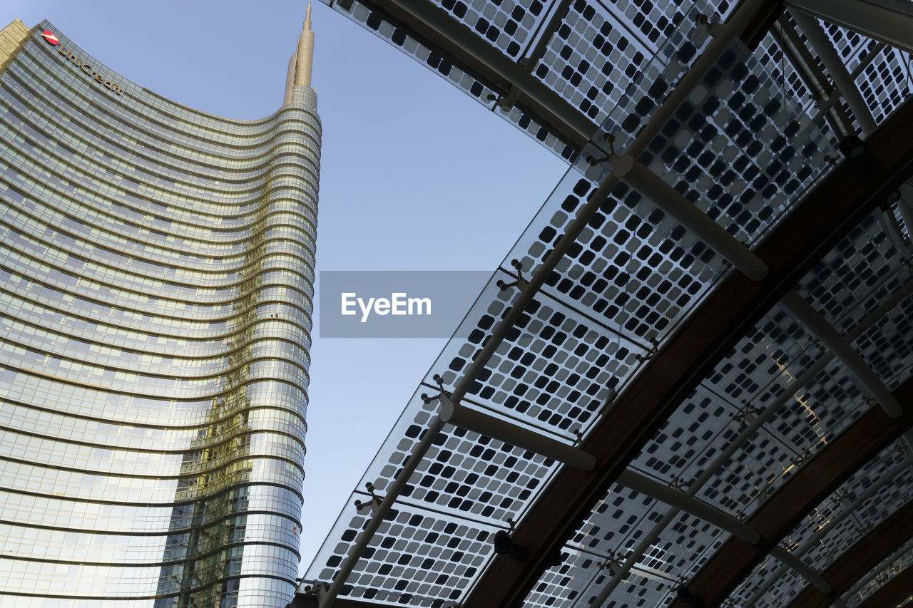 LOW ANGLE VIEW OF MODERN BUILDING AGAINST SKY