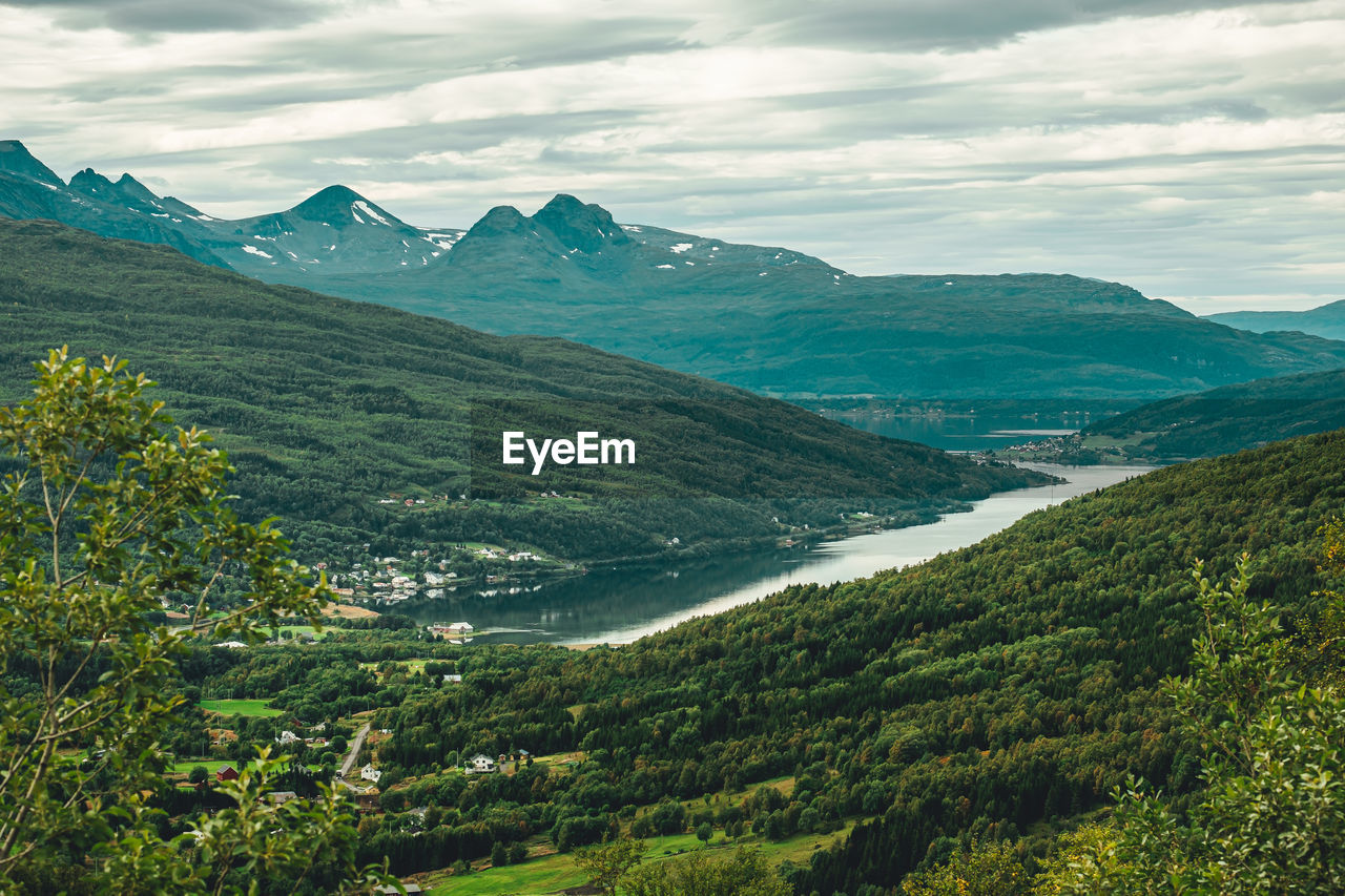 SCENIC VIEW OF VALLEY AND MOUNTAINS AGAINST SKY