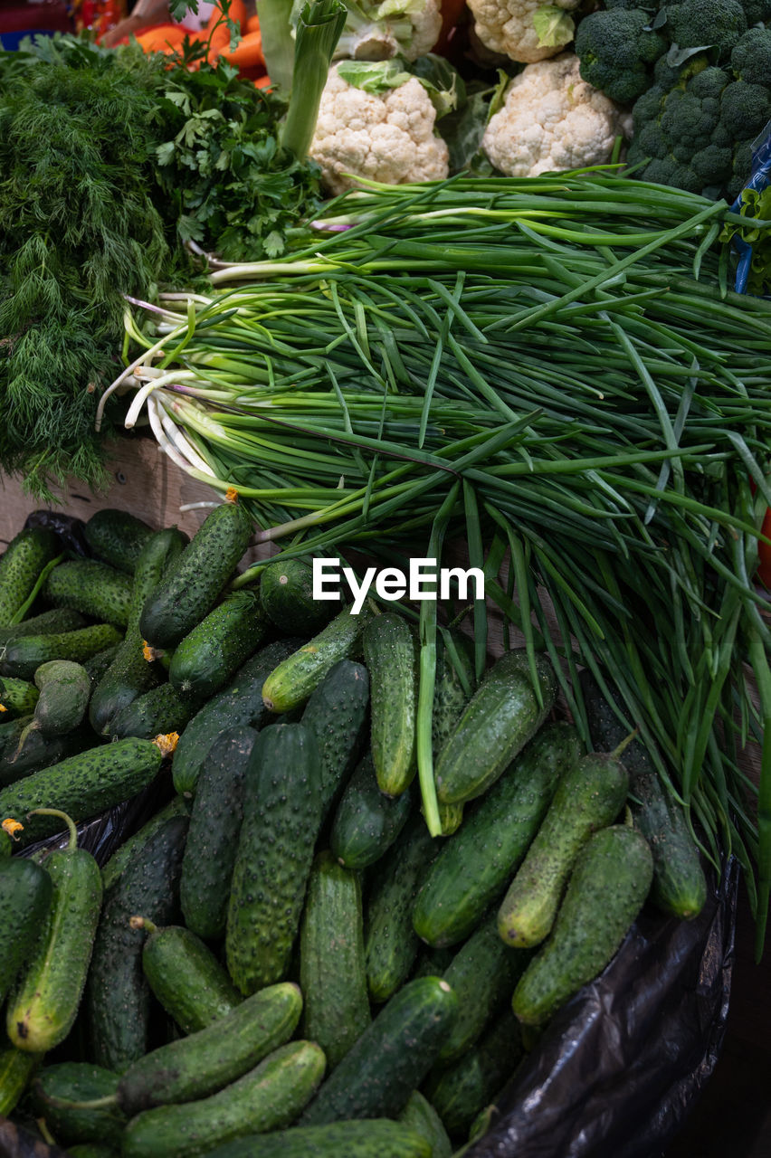 HIGH ANGLE VIEW OF CARROTS IN MARKET