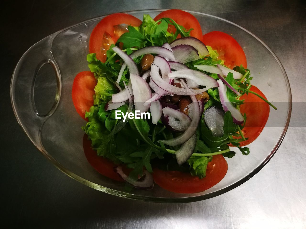 HIGH ANGLE VIEW OF SALAD IN BOWL