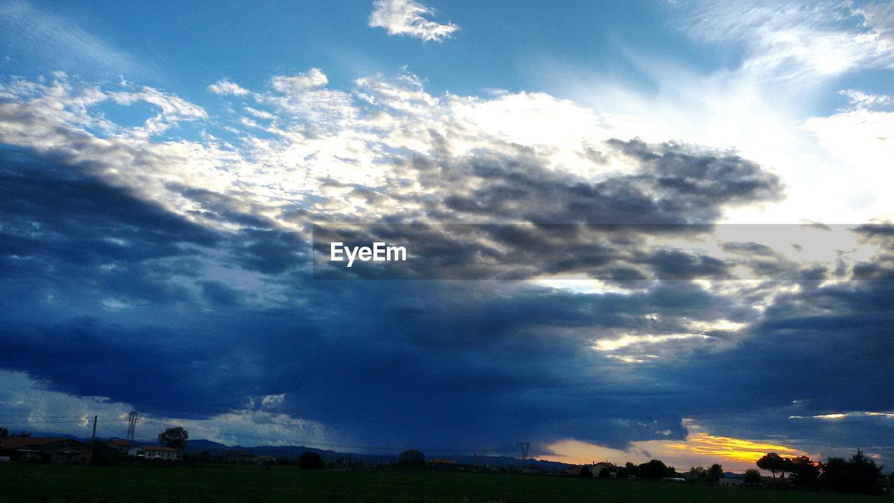 SCENIC VIEW OF RURAL LANDSCAPE AGAINST BLUE SKY