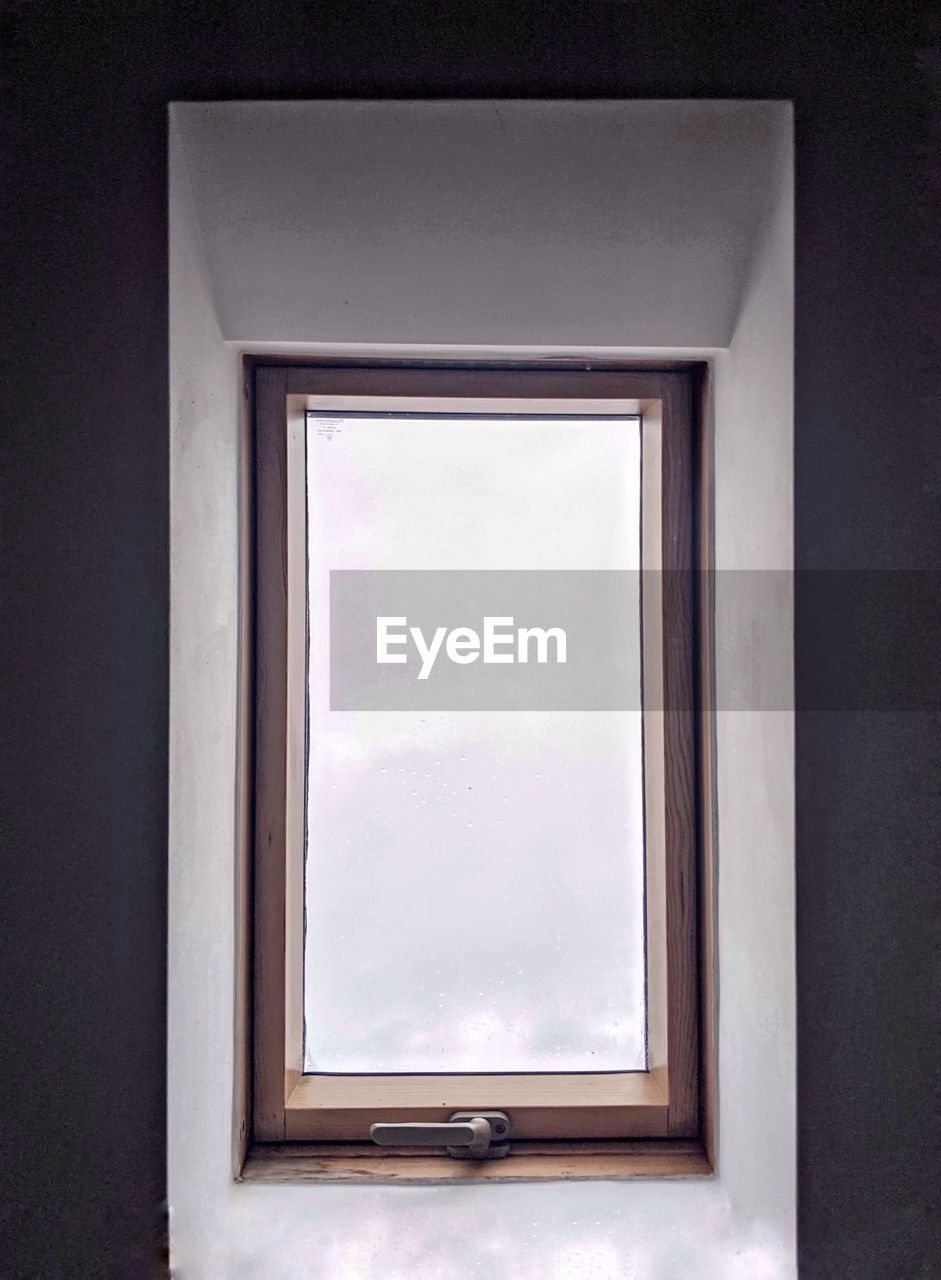 CLOSE-UP OF GLASS WINDOW