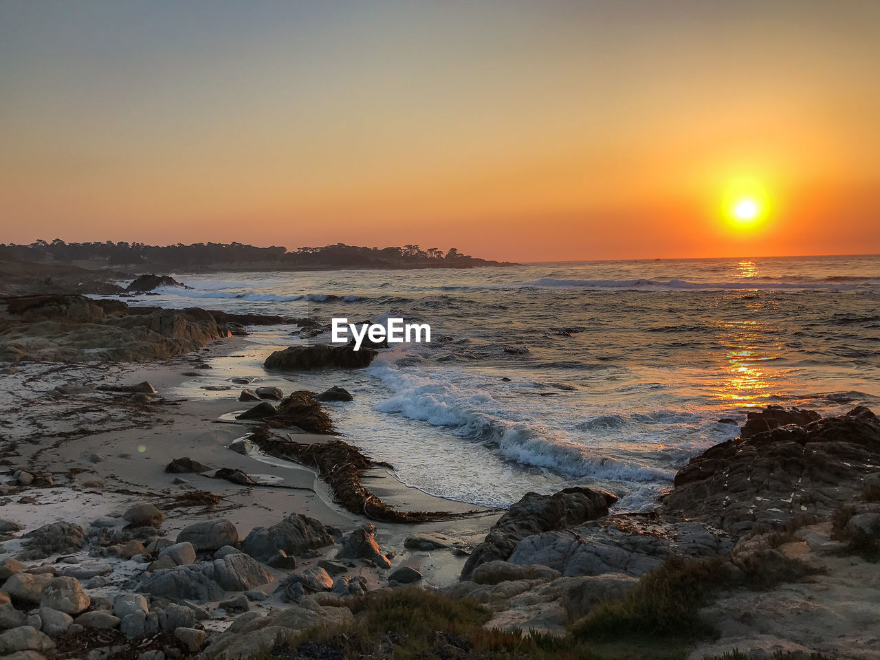 SCENIC VIEW OF SEA AGAINST CLEAR SKY AT SUNSET