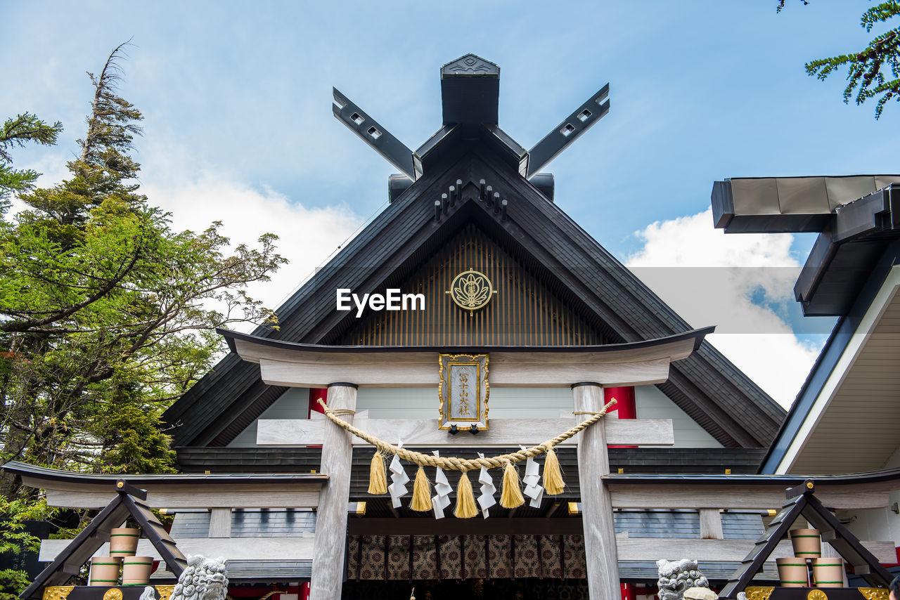 LOW ANGLE VIEW OF TRADITIONAL BUILDING AGAINST SKY