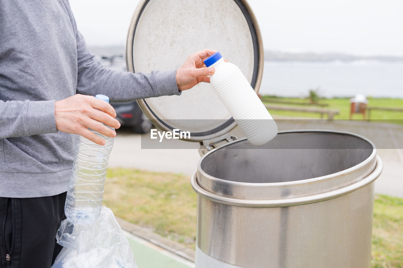 SIDE VIEW OF A MAN WITH WOMAN STANDING AT SHORE
