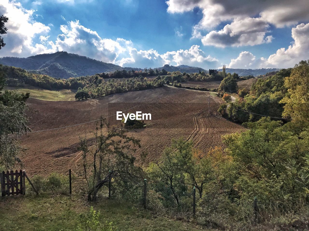 PANORAMIC VIEW OF LANDSCAPE AND MOUNTAINS AGAINST SKY