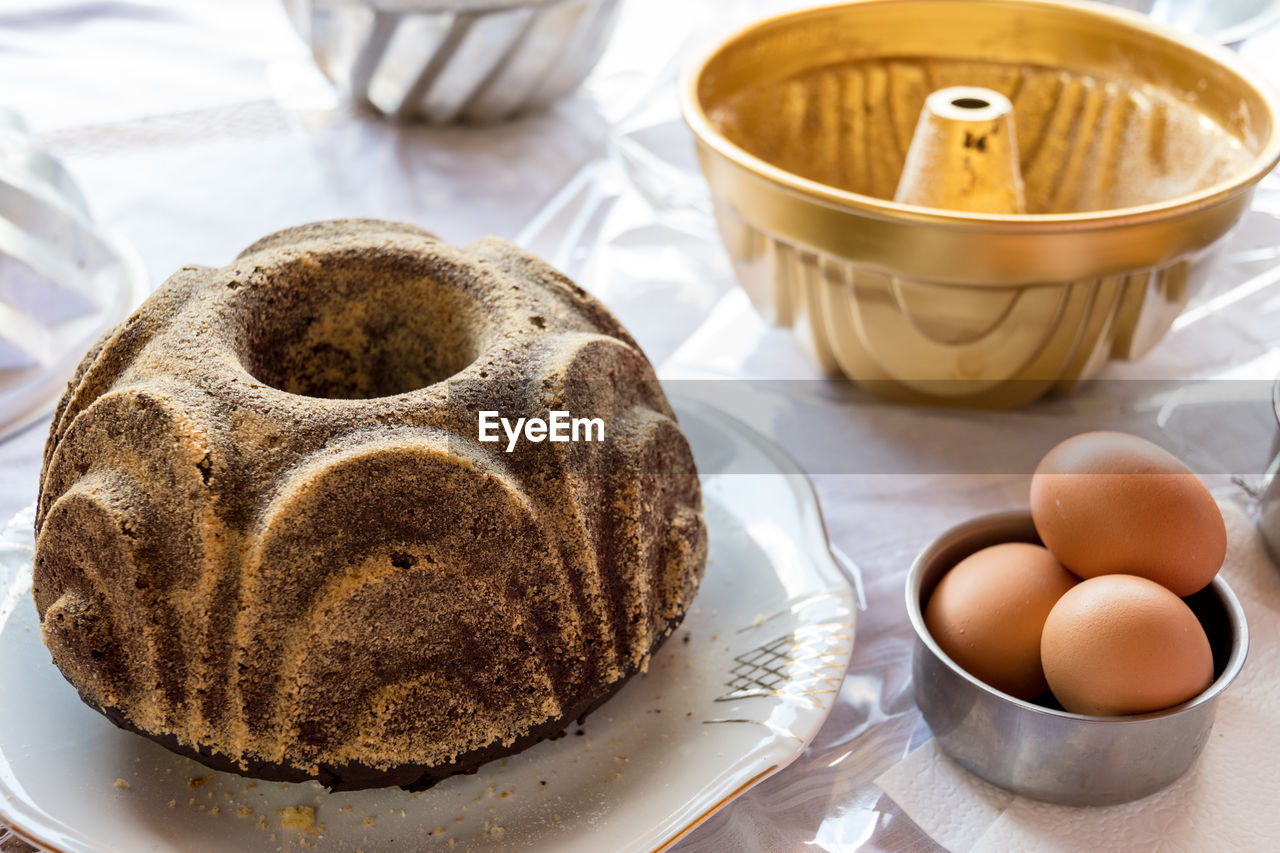 HIGH ANGLE VIEW OF EGGS IN PLATE ON TABLE