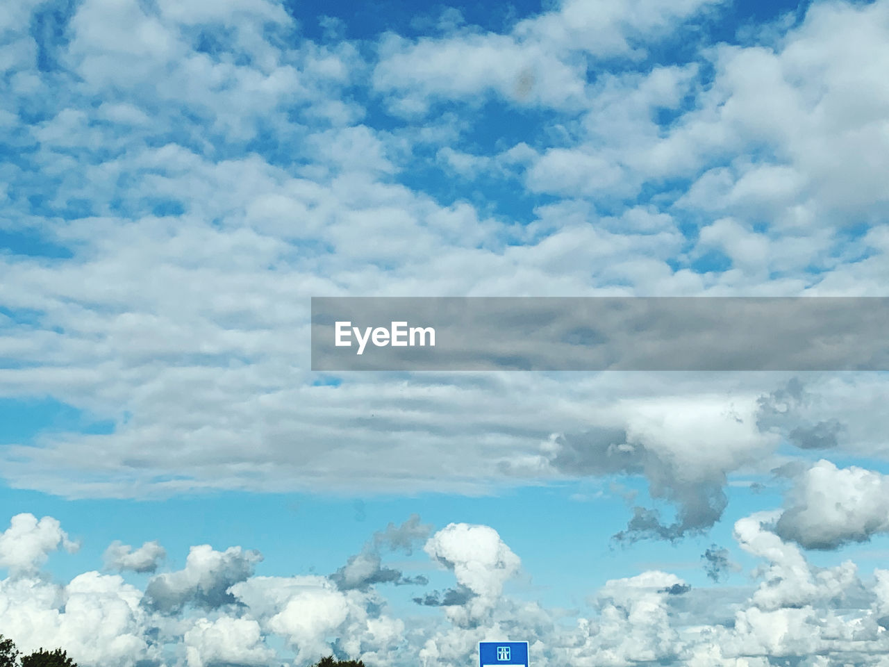 LOW ANGLE VIEW OF CLOUDSCAPE AGAINST BLUE SKY