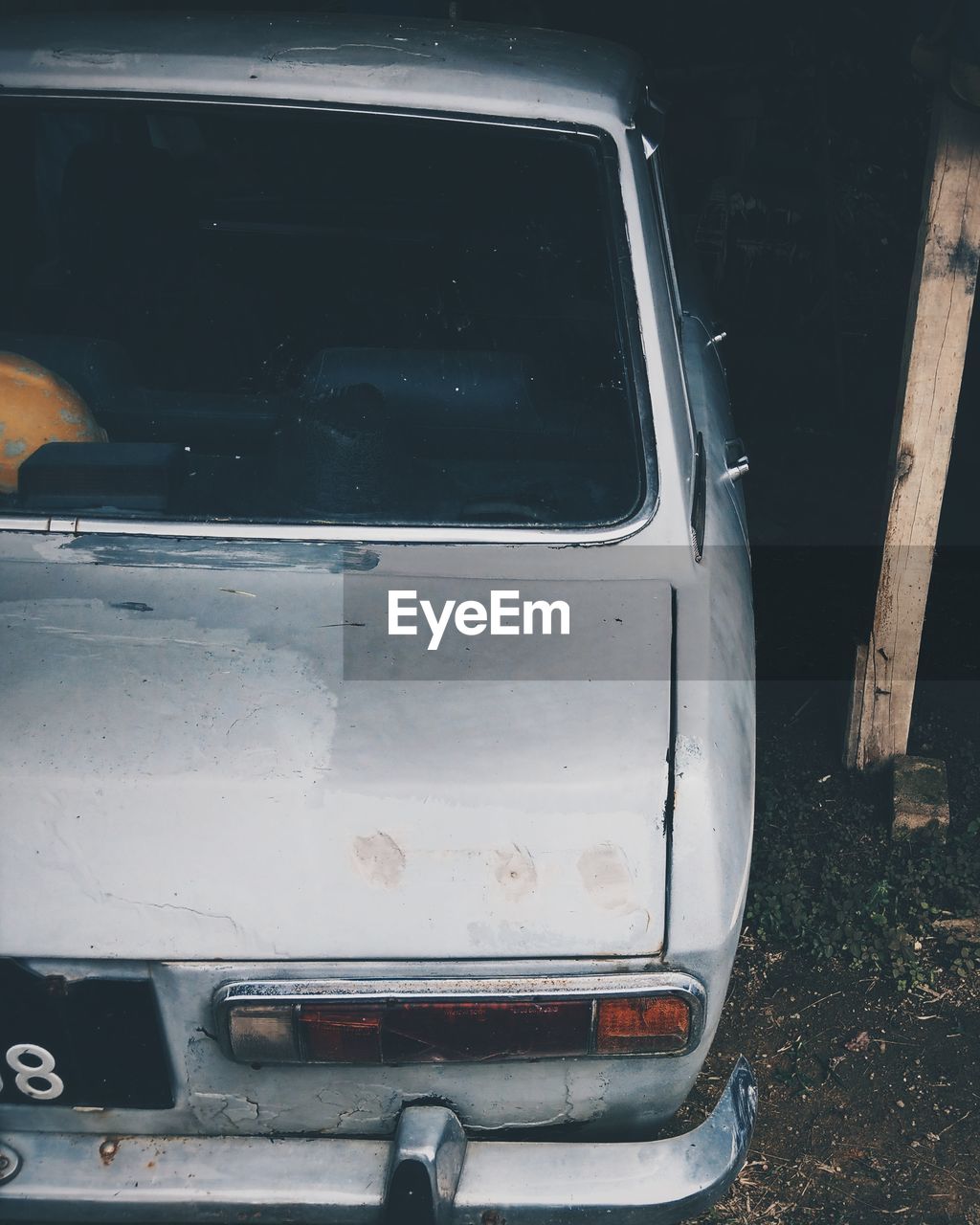 CLOSE-UP OF VINTAGE CAR