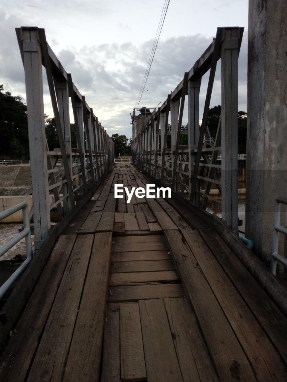 VIEW OF RAILROAD BRIDGE AGAINST SKY