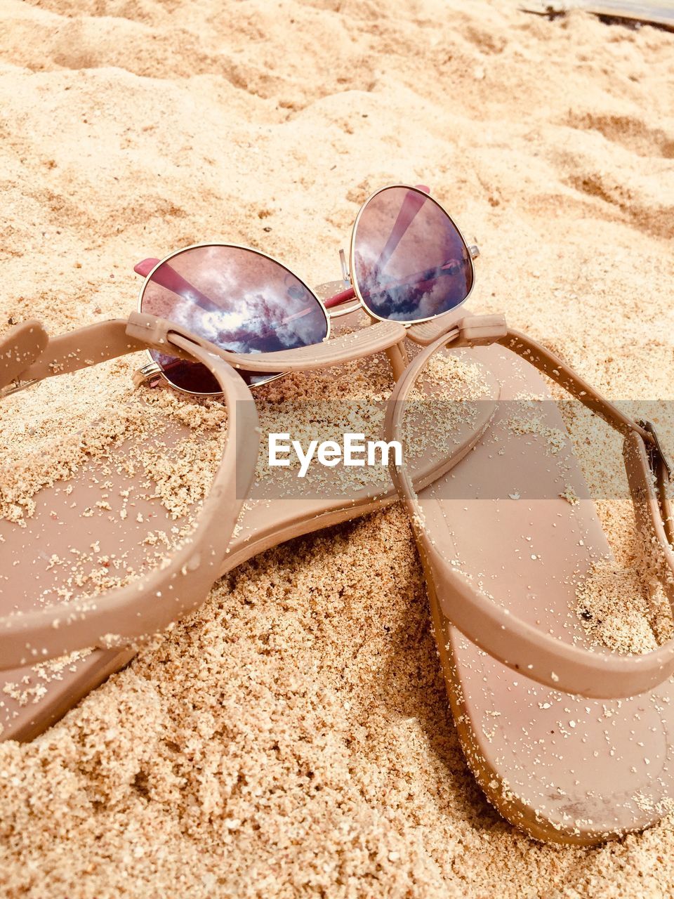 HIGH ANGLE VIEW OF SUNGLASSES ON TABLE