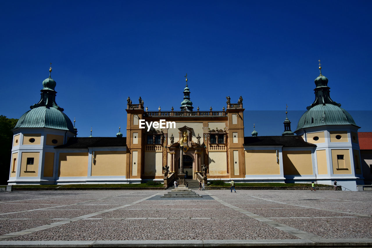 Bazilika Nanebevzetí Panny Marie Svatá Hora, Příbram Architecture Building Exterior Spirituality Sculpture Travel Destinations Travel Architectural Column Religion Building Dome