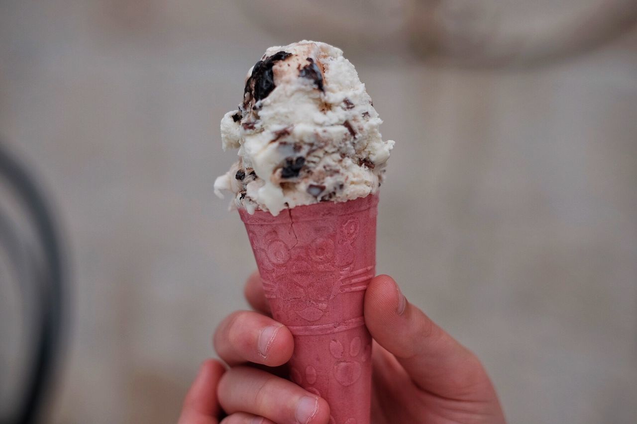 CROPPED HAND HOLDING ICE CREAM CONE