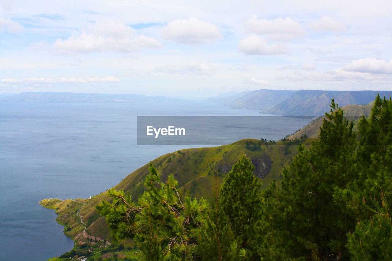 SCENIC VIEW OF SEA AND MOUNTAIN AGAINST SKY