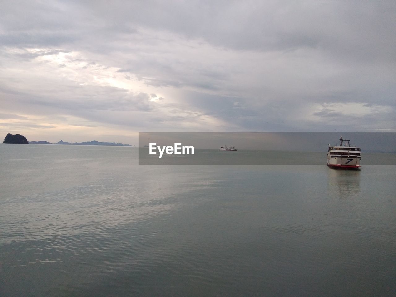 SHIP SAILING IN SEA AGAINST SKY