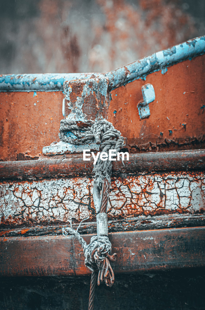 CLOSE-UP OF ROPE TIED UP ON METAL